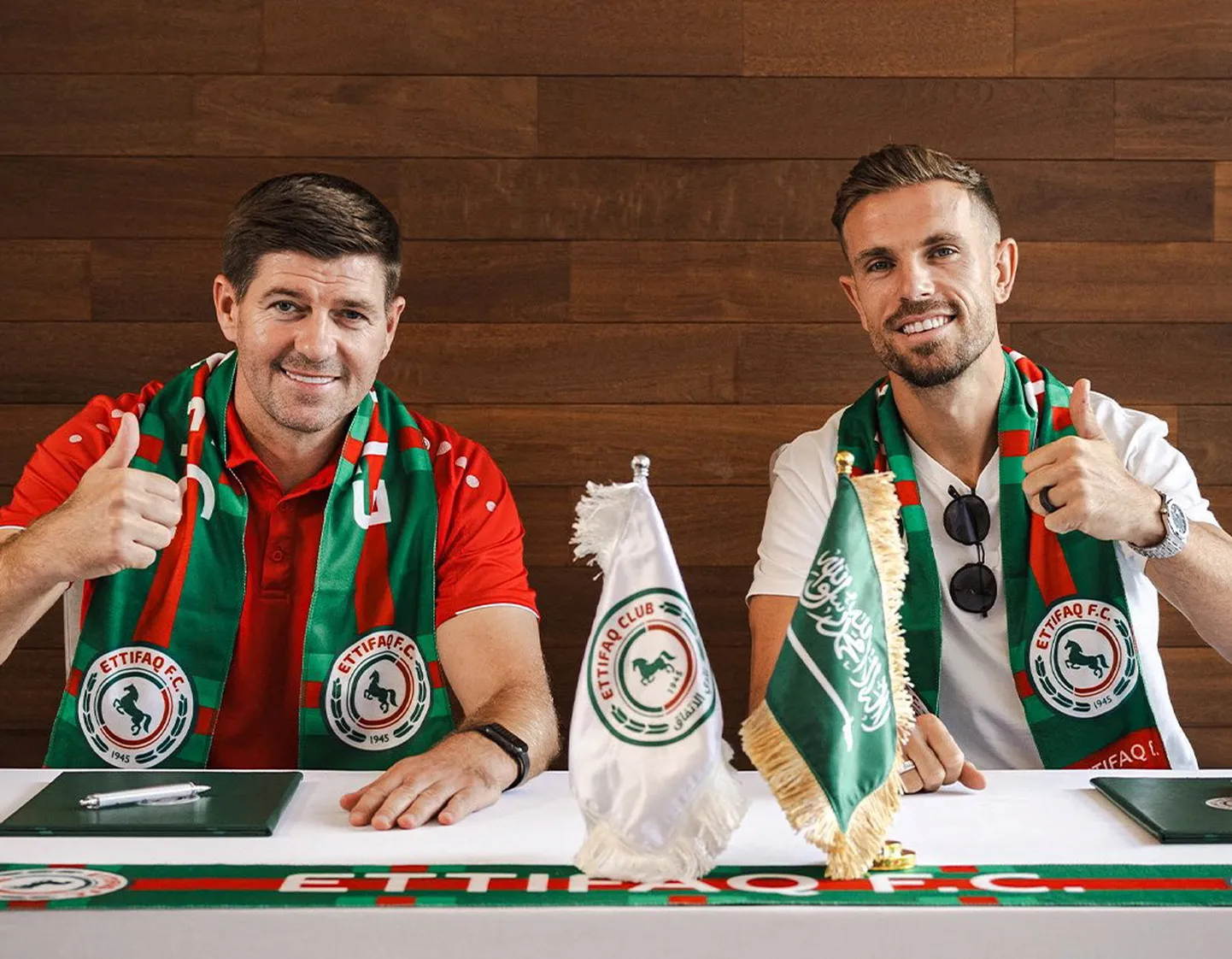 Suvel olid veel kõigil näod naerul. Saudi Araabia kõrgliigaklubi Al-Ettifaq peatreener Steven Gerrard (vasakul) ja mängija Jordan Henderson. Viimane on andnud mõista, et soovib naasta Inglismaale, kuid lepingu lõpetamisel ähvardab seda «maksuhaamer».