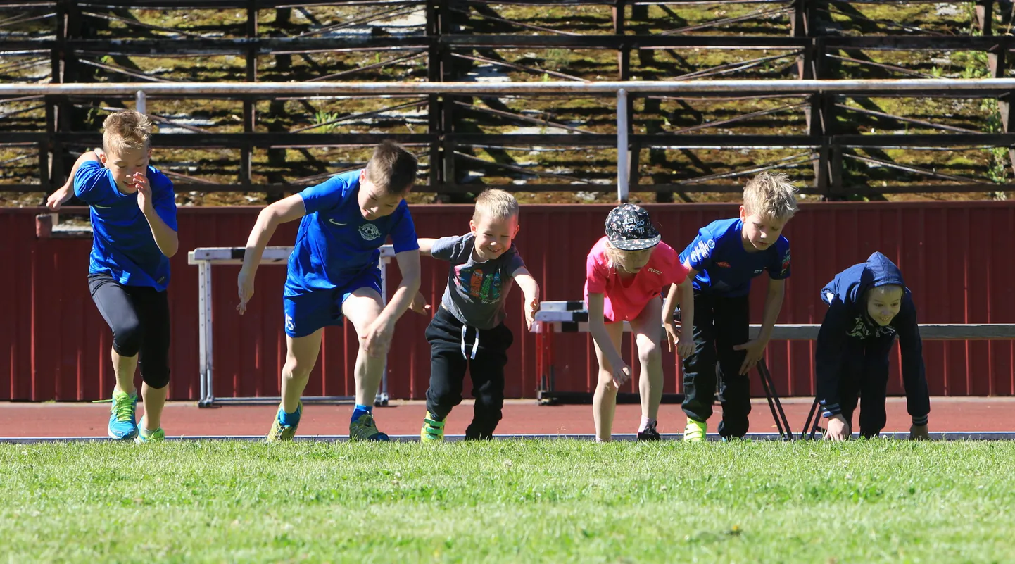 Tähelepanu, start! Pisikesed spordisõbrad ülikooli staadionil stardikiirendust harjutamas.
