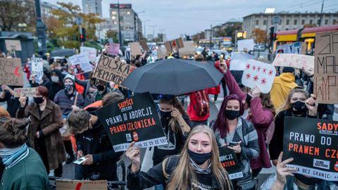 Poolas abordiseaduse karmistamise vastu protesteerivad inimesed. Poolas abordiseaduse karmistamise vastu protesteerivad inimesed.