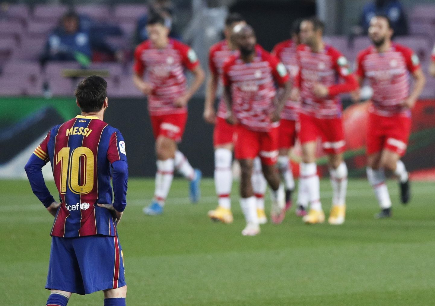Lionel Messi jälgimas Granada mängijate tähistust.