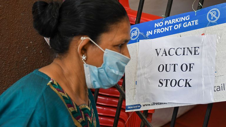 Апрель 2021 года. "Вакцины закончились", гласит надпись у входа в центр вакцинации в Мумбаи