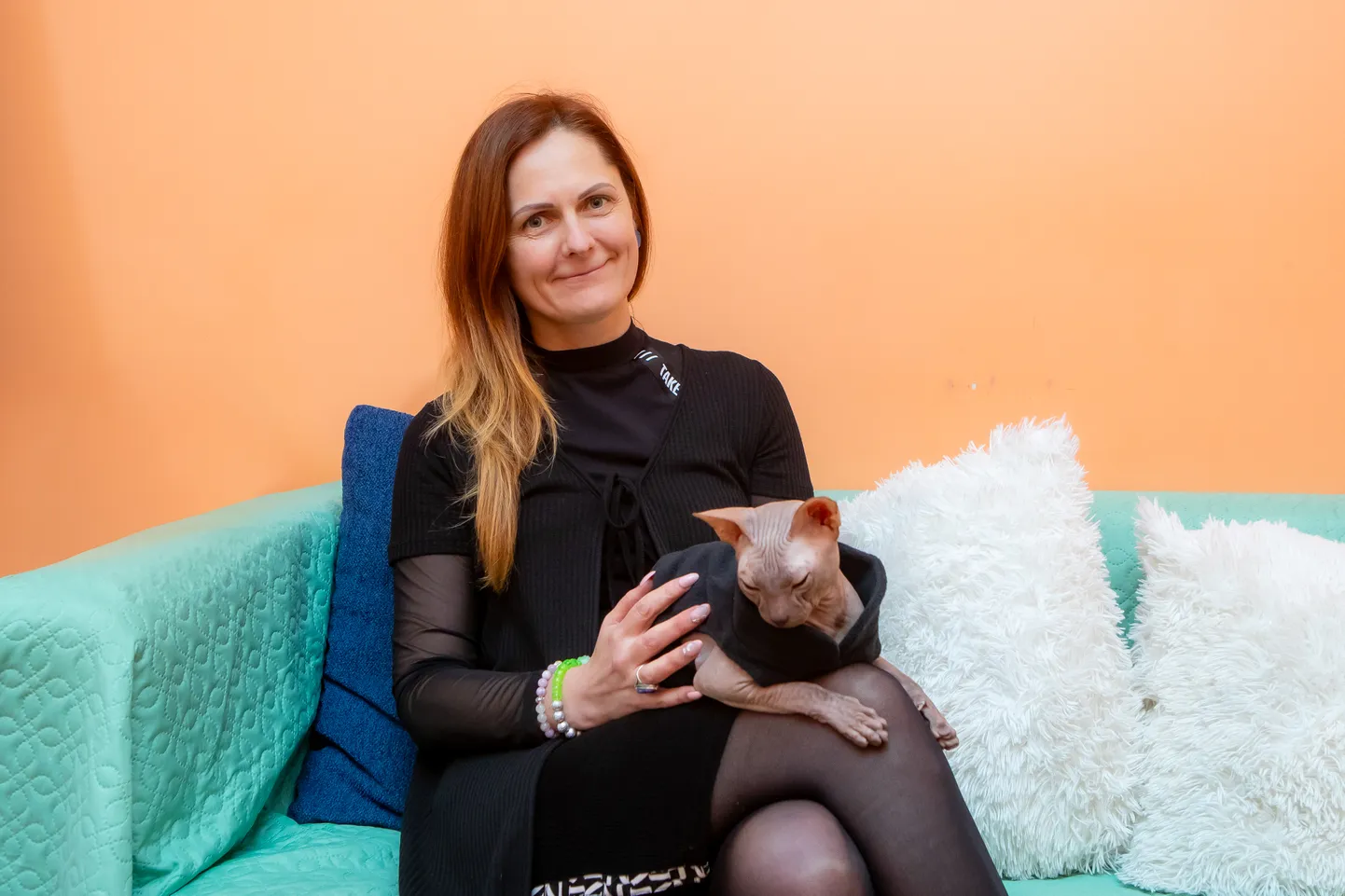 NURRUV ABILINE: Karvutu, soe ja südamlik sfinks Jerry pole lihtsalt Liina kaaslane, vaid ka vaikne kaasterapeut. Kui sõnadest ei piisa ja sein on ees, võib üks soe pilk, nurruv puudutus või lihtsalt vaikne kohalolu avada ukse südamesse.