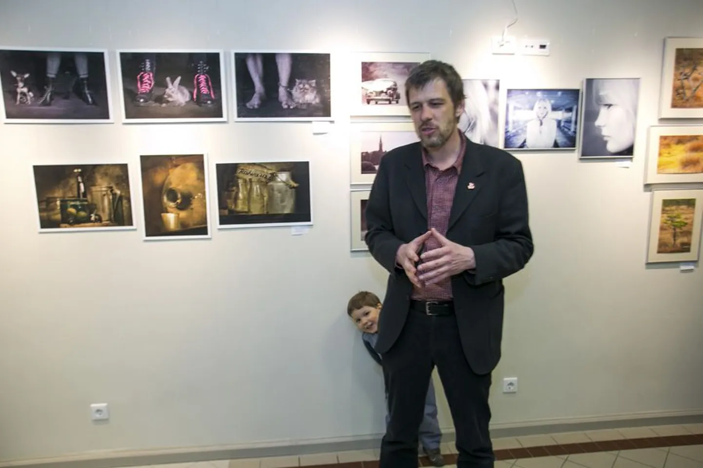 Sakala keskuse direktori Jaanus Kuke taga asuval fotoseinal on väljas esimene näitus, mis annab aimu sellest, millega Viljandi fotoklubi liikmed tegelevad.