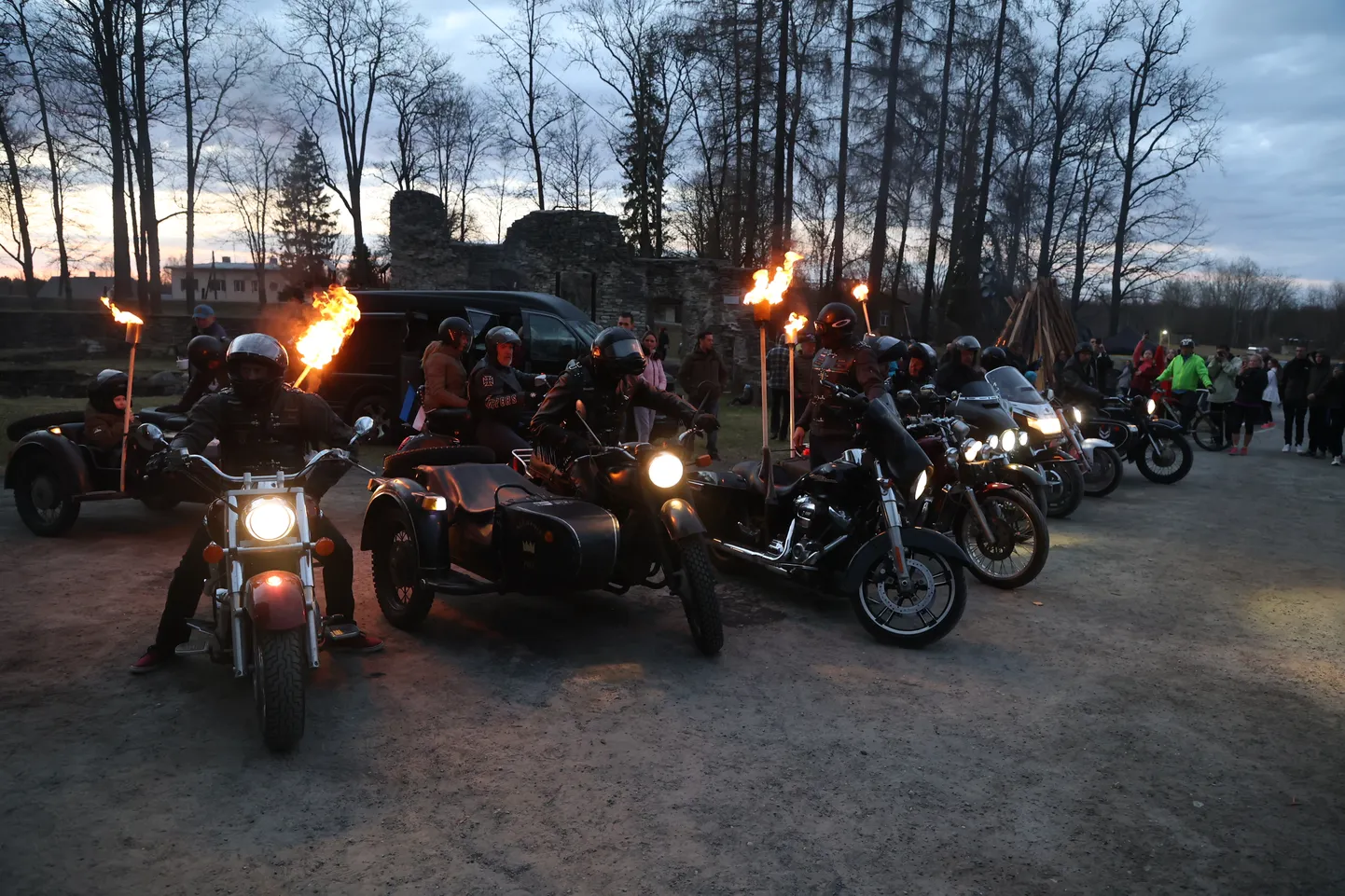 Paide vallimäel süttisid eestlaste vabadust sümboliseerivad jüriöö märgutuled.