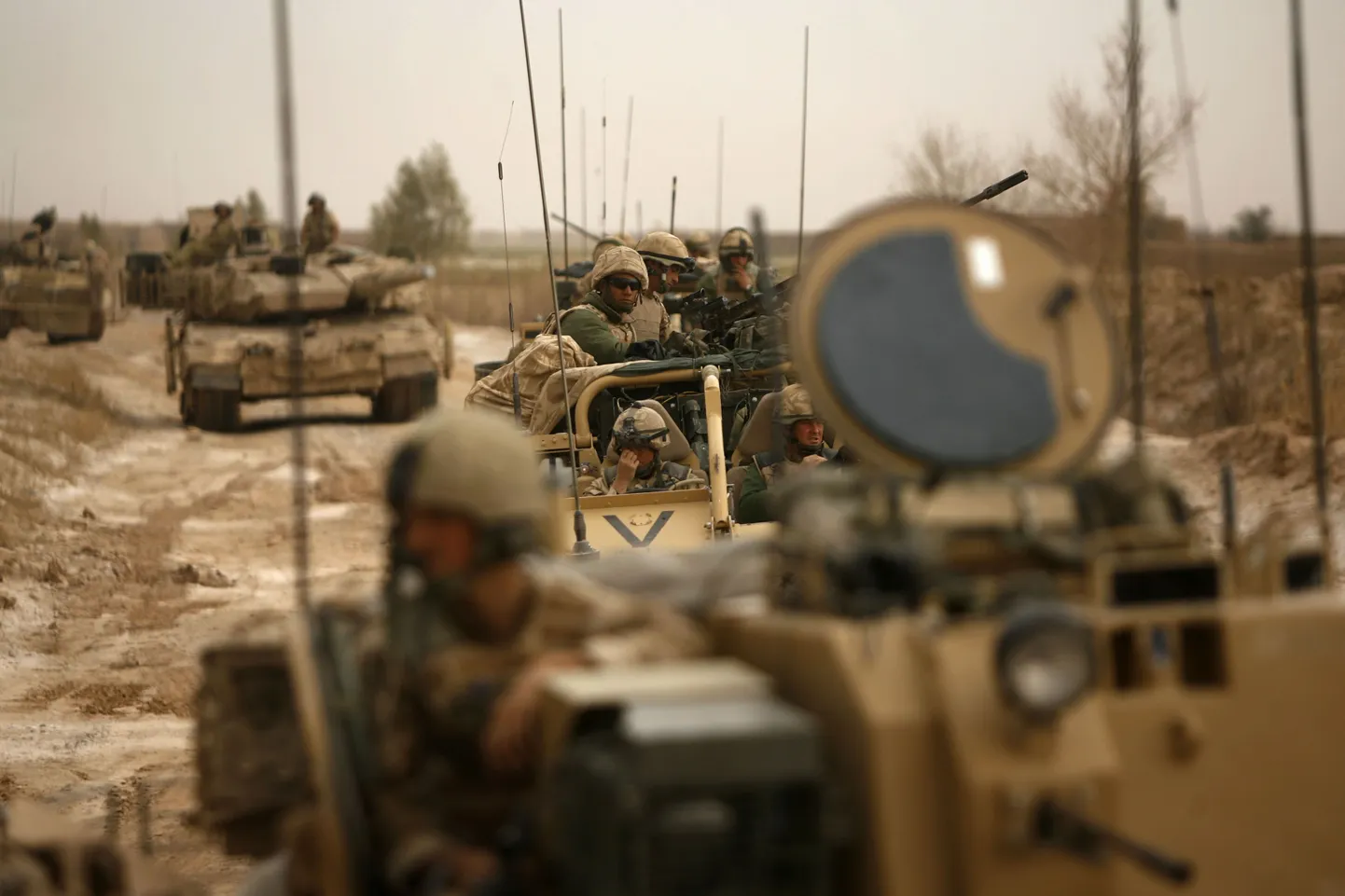 Esiplaanil ISAFi missioonil osalevad Briti sõdurid, taga paistavad Taani armee tankid Leopard 2A5EK.