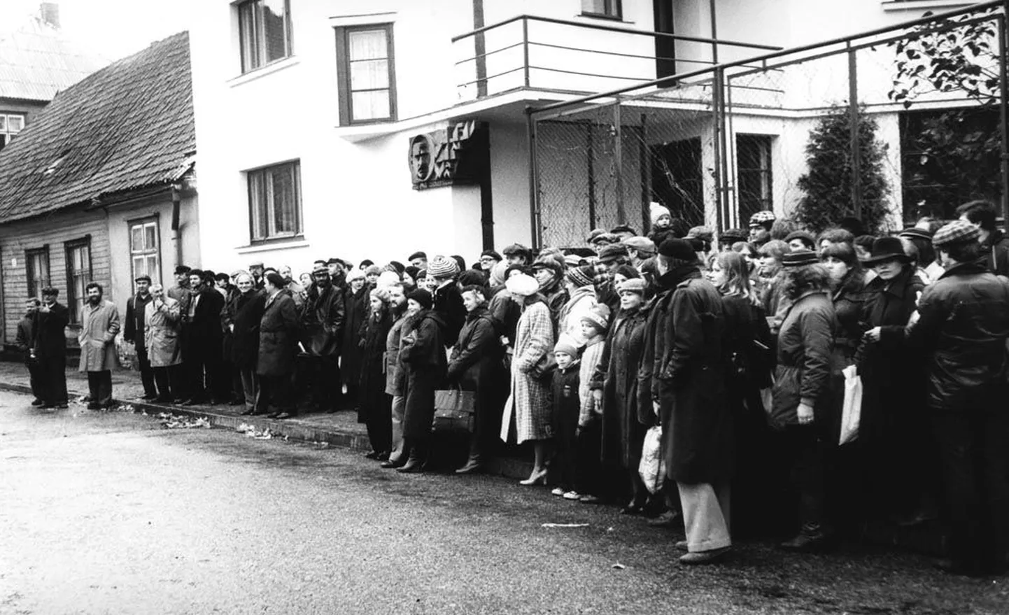 24. oktoobril 1981 avati Olev Siinmaa kunagisel kodumajal tema bareljeef.