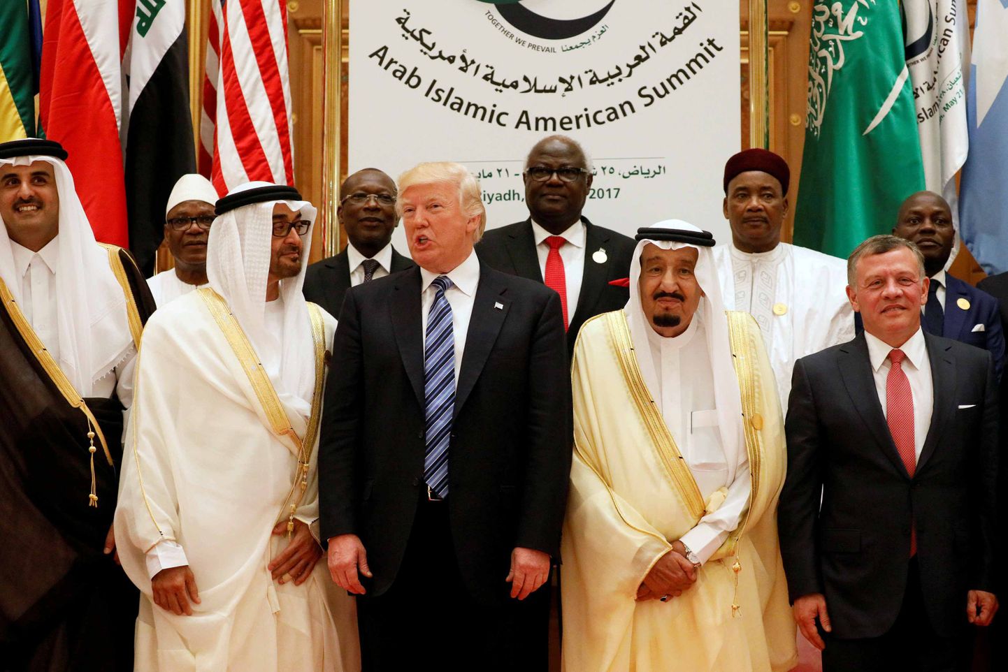 Lõhed seni sõbralikes suhetes hakkasid silma juba mai lõpus Saudi-Araabias peetud Pärsia lahe koostöönõukogu kohtumisel, kus Katari liidrid tõrjuti silmnähtavalt kõrvale. Ka ühisfotol USA presidendi Donald Trumpiga (keskel) puksiti Katari emiir Tamim Bin Hamad al-Thani (vasakul) eemale ja Trumpi kõrval võtsid kohad sisse Abu Dhabi kroonprints šeik Mohammed bin Zayed al-Nahyan (Trumpist vasakul) ja Saudi Araabia kuningas Salman bin Abdulaziz Al Saud (Trumpist paremal). Peagi pärast seda katkestasid rigid diplomaatilsied suhted Katariga.