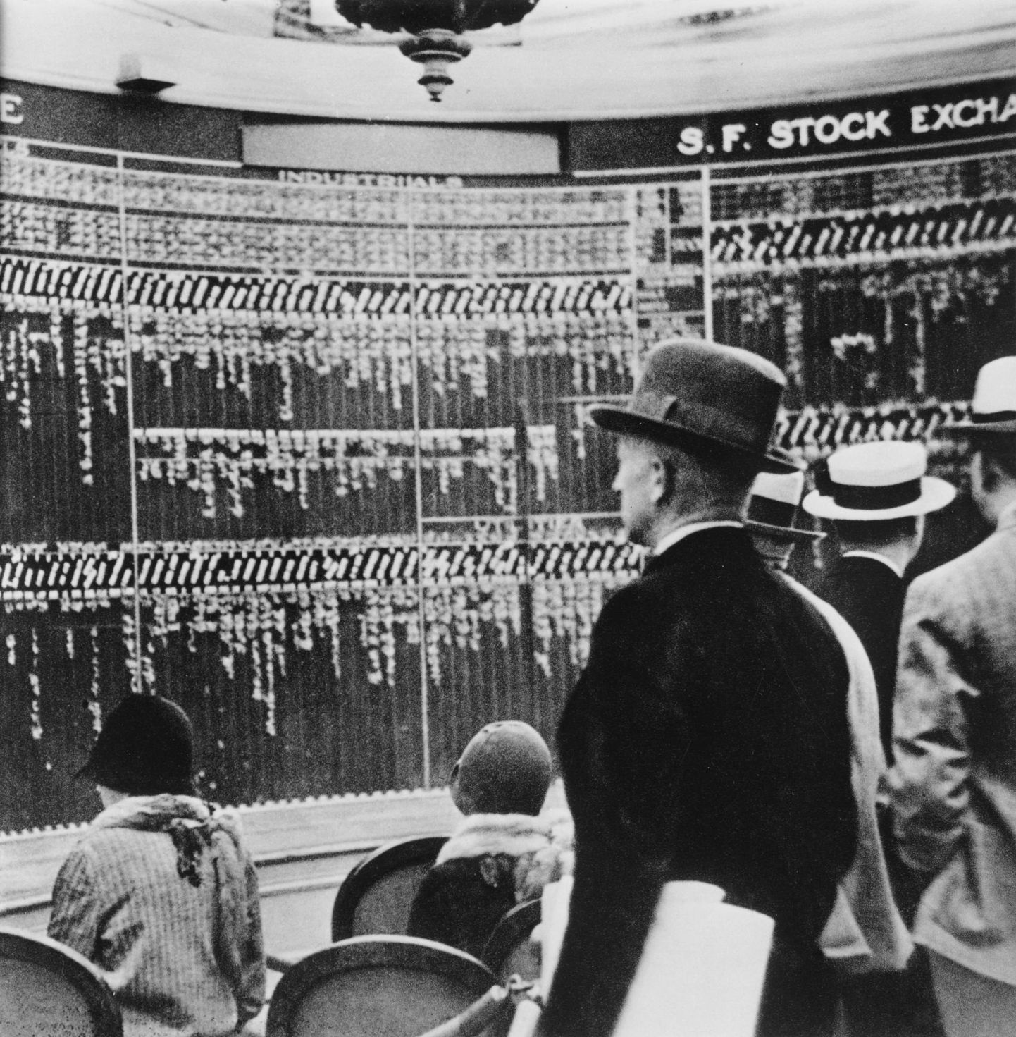 1920ndatel ei investeerinud inimesed pikaks ajaks, vaid pigem spekuleerisid aktsiatega. Panustamiseks aga võeti väärtpaberite tagatisel laenu ja niimoodi mull üha paisus.