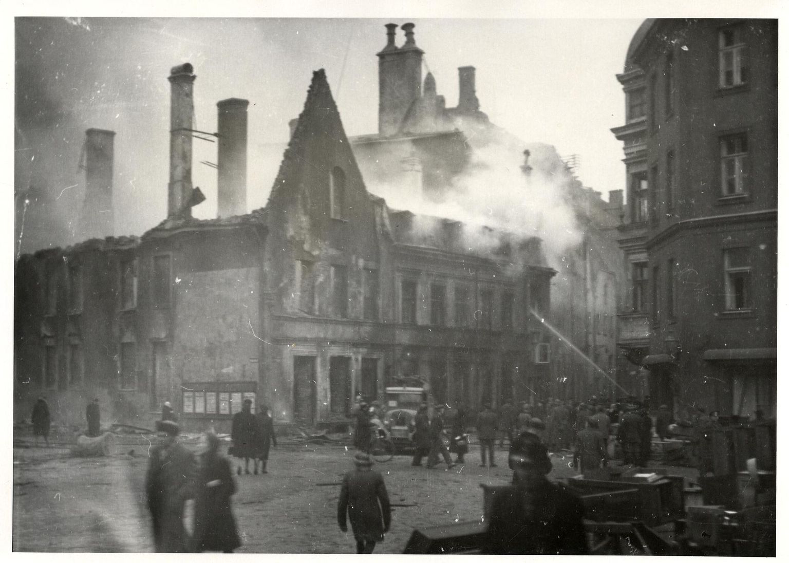 Vaade märtsipommitamise käigus kannatada saanud hoonele Vana-Posti ja Suur-Karja tänava nurgal rünnakule järgnenud päeval.
