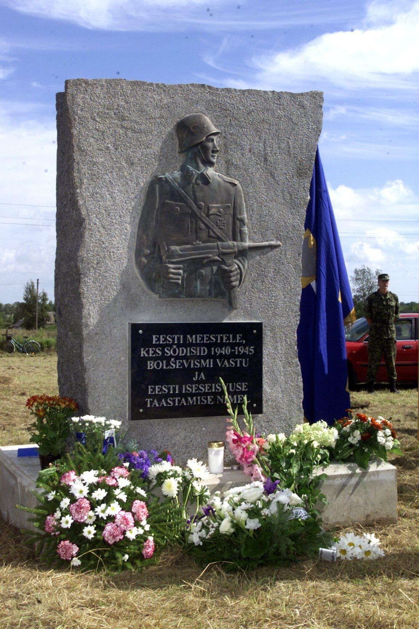 Skandaalne monument avati Lihula kalmistul 20. augustil 2004.