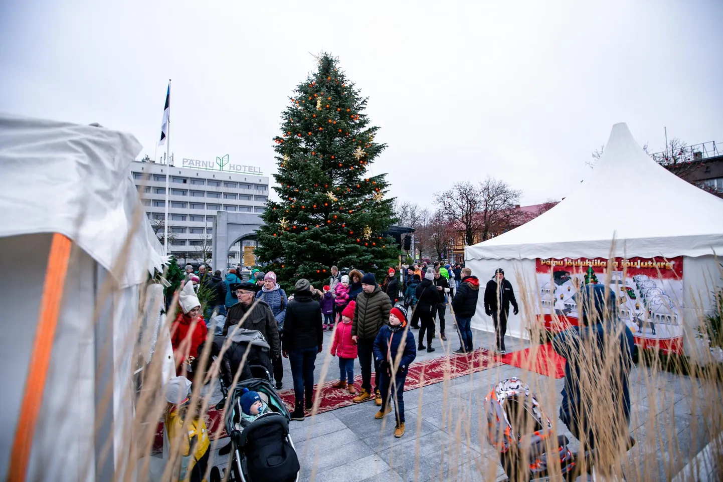 Pärnus Iseseisvuse väljakul toimub jõuluturg kuuendat korda.