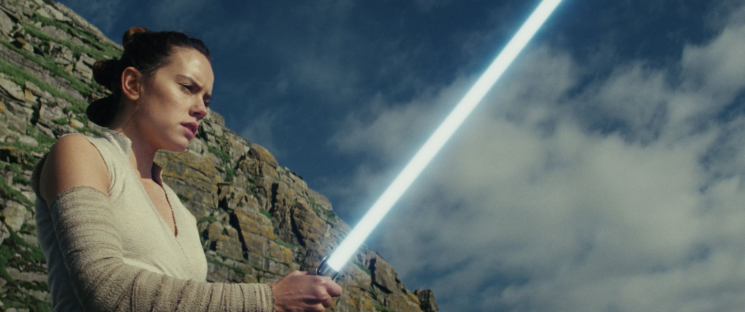 Noor kangelane Rey (Daisy Ridley) õpib Luke Skywalkeri käe all oma kasvavat jõudu kontrollima.