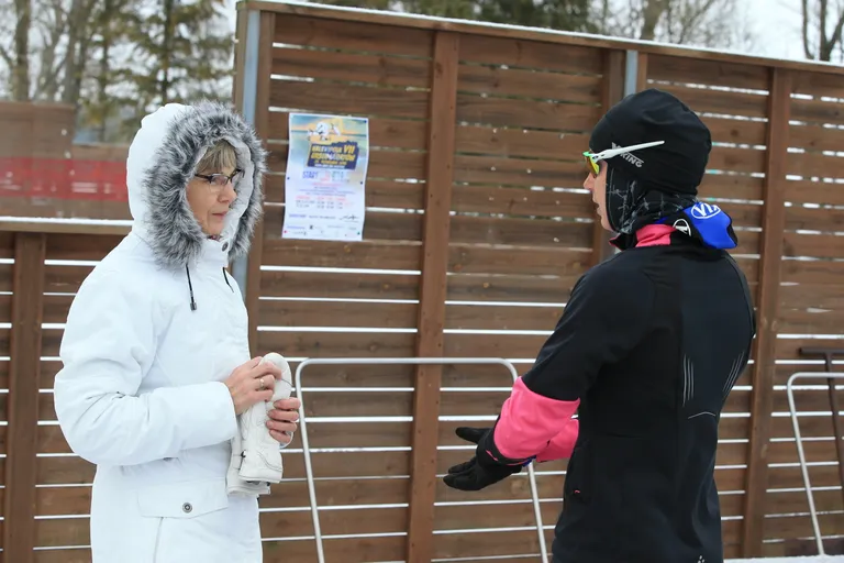 Sandra Alusalu (paremal)oma ema Sirjega enne rajale minekut vestlemas.