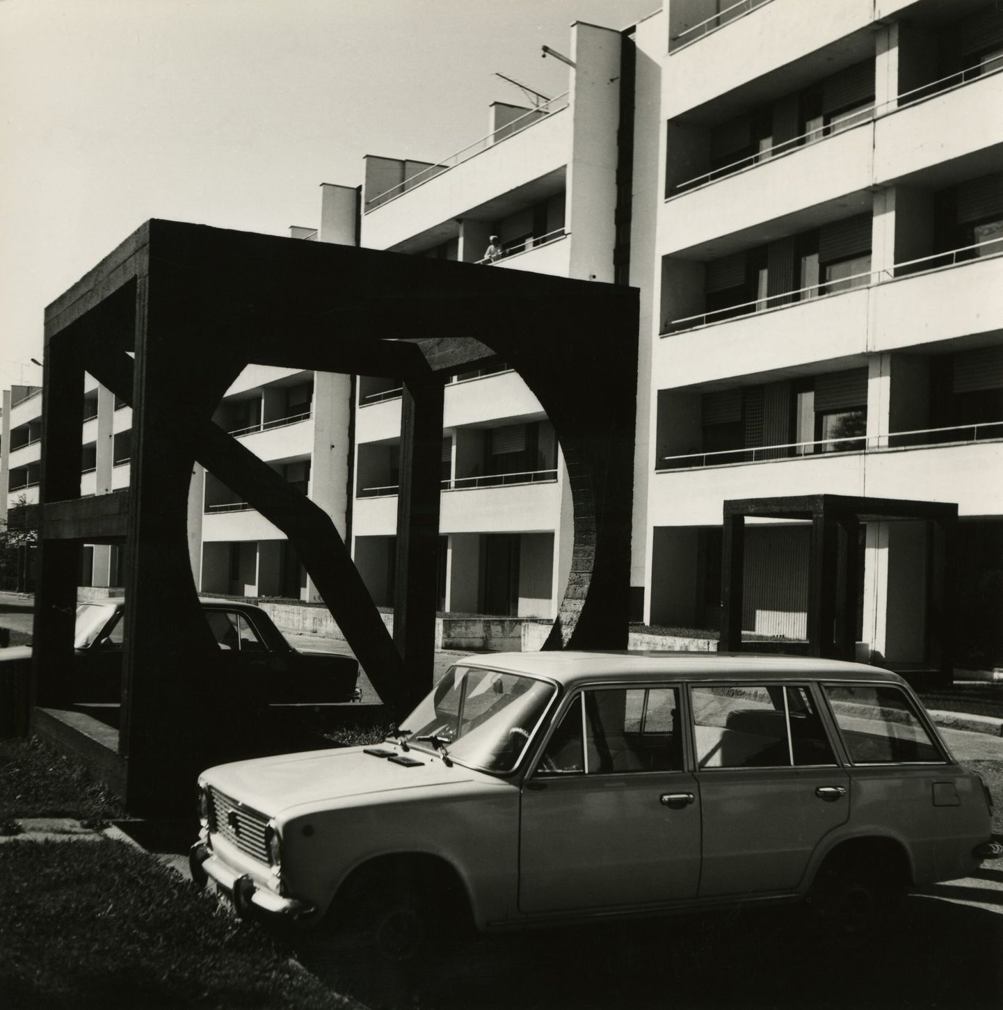 Leonhard Lapin, arhitektoon Kuldse Kodu elamu ees, 1976.