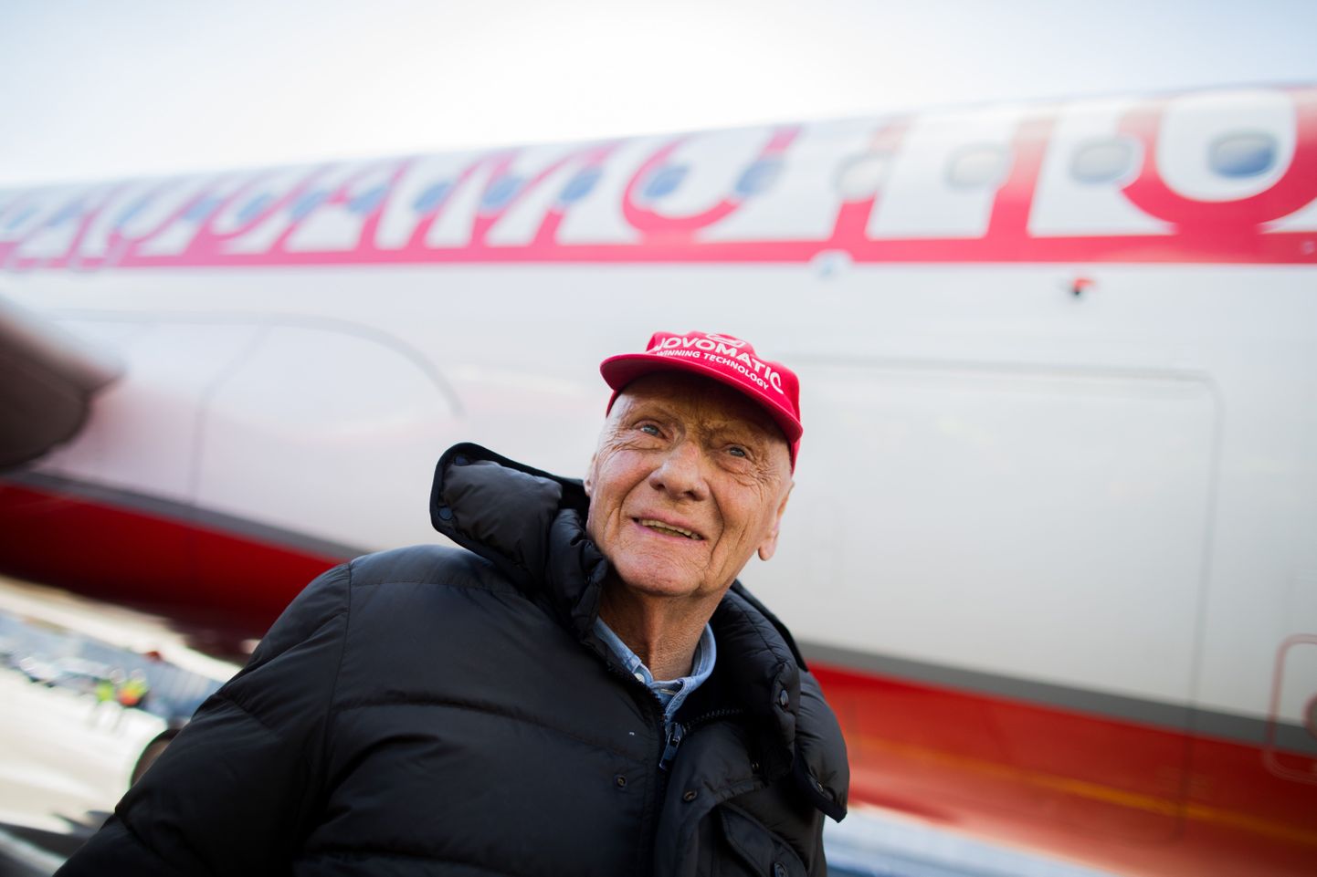 Niki Lauda poseerib Laudamotioni lennuki ees.