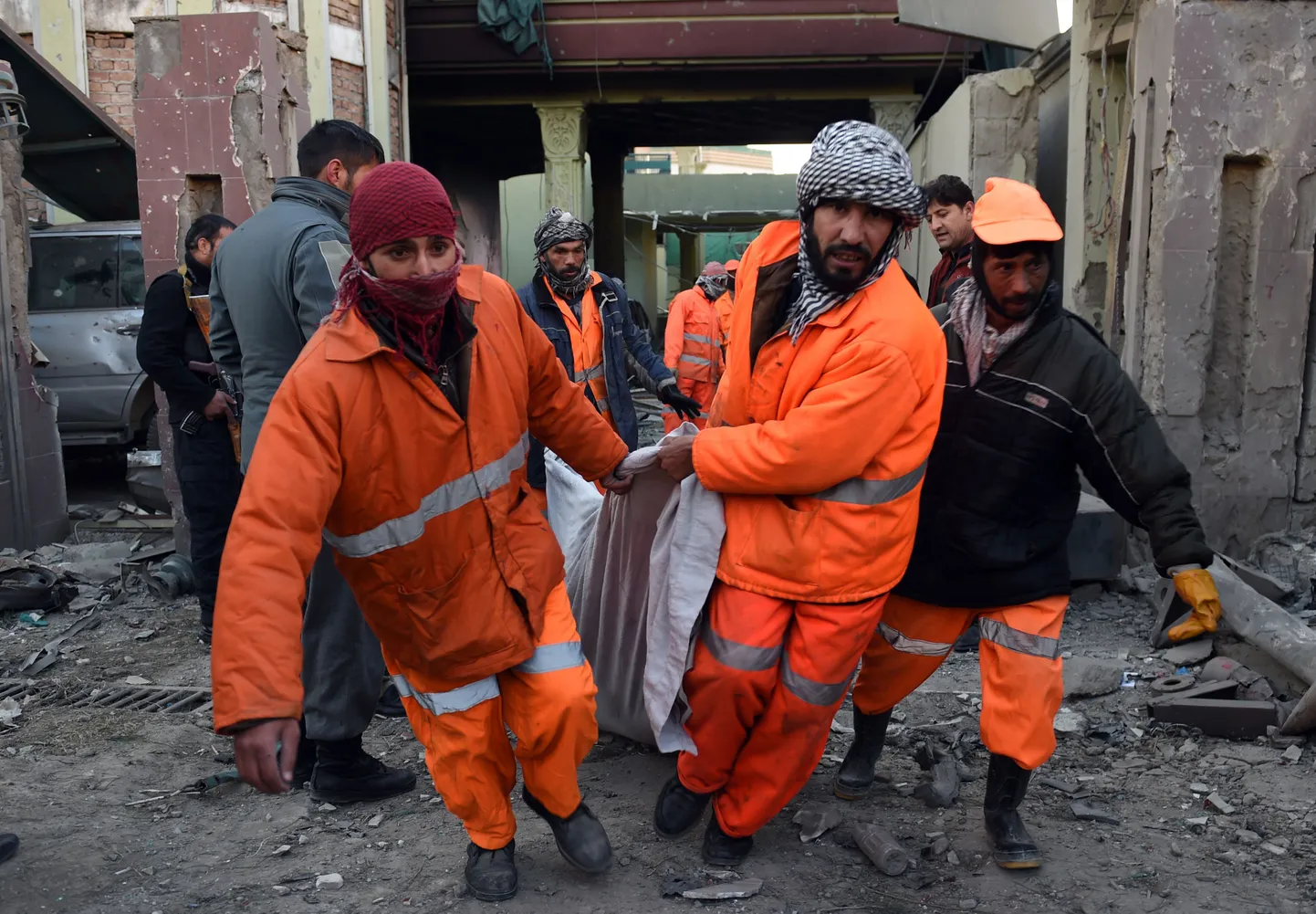 Afgaani munitsipaaltöötajad viivad kannavad sündmuskohal hukkunud politseiniku surnukeha.