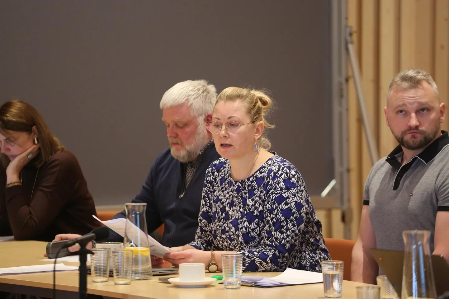 Rõuge vallavanem Britt Vahter kinnitas volikogu istungil, et valla 2025. aasta eelarve on koostatud arvestusega, et Mõniste külad jätkavad Rõuge koosseisus. FOTO: Arved Breidaks