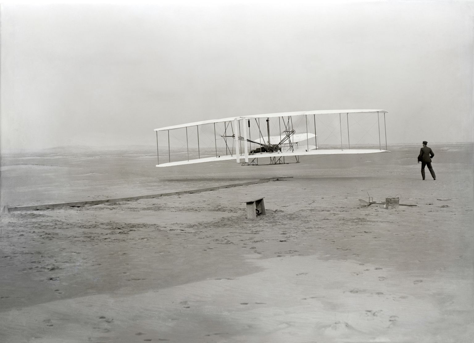 Brāļu Raitu pirmā lidmašīna 1903. gadā.