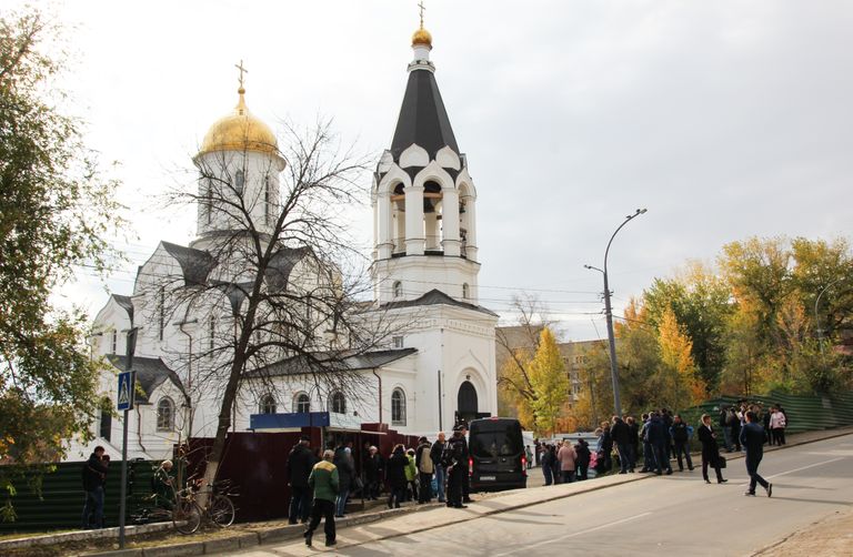 Тысячи жителей Саратова пришли проститься с убитой девятилетней Лизой Киселевой.