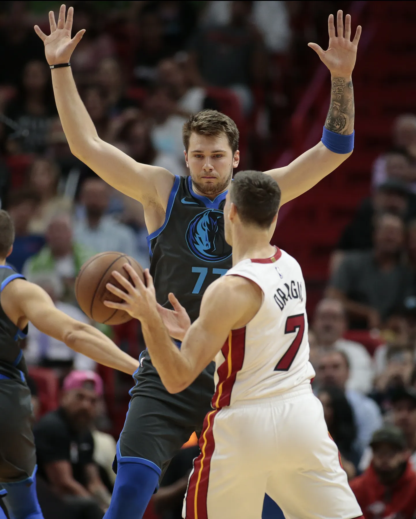 Luka Doncic (number 77) ja Goran Dragic (number 7).