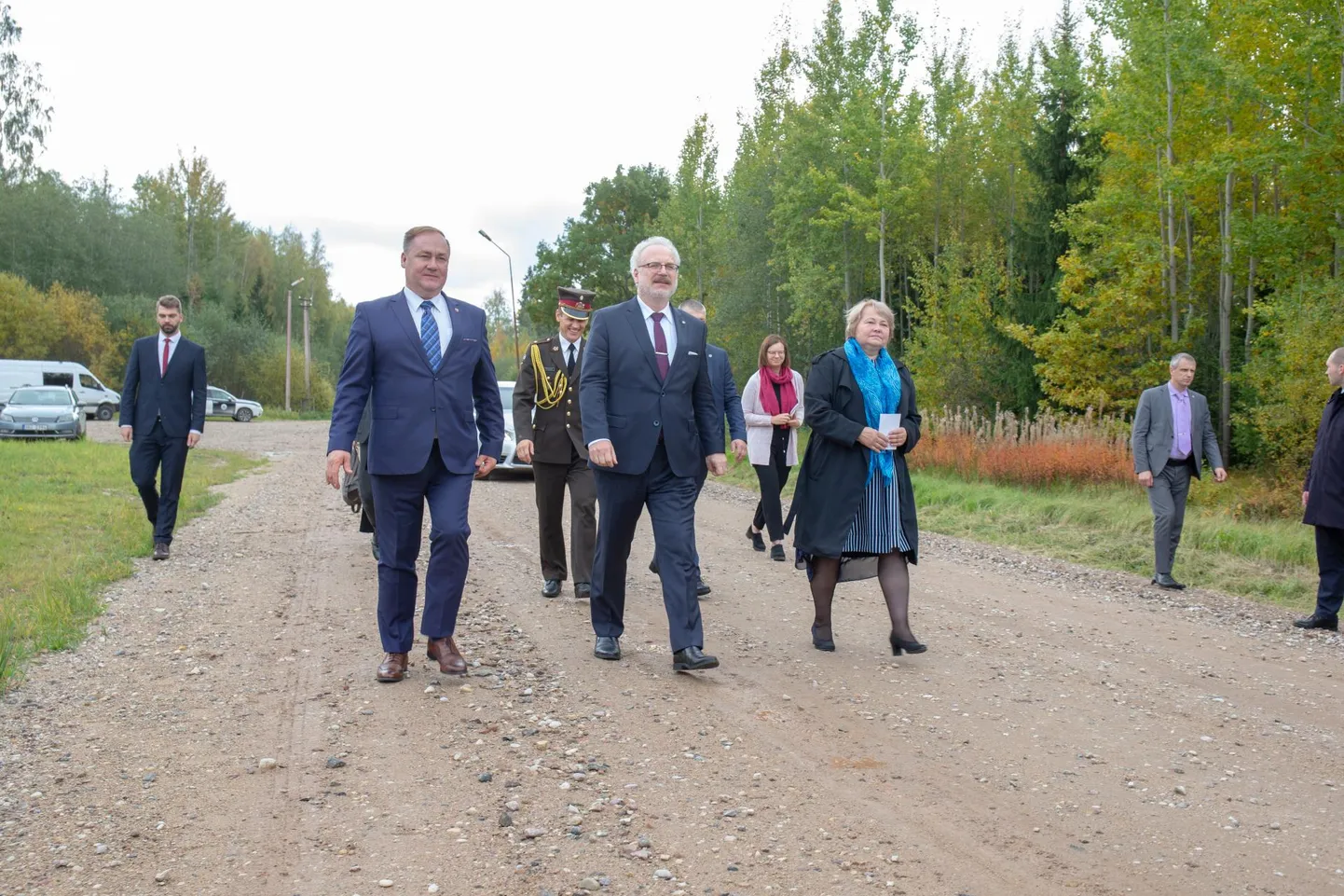 Läti president Egils Levits käis esmaspäeval Mõisaküla piiri ääres tutvumas oma maa kõige põhjapoolsema punktiga. Nii Eesti kui Läti poolt viib sellesse kohta kruusatee. Nüüd tahavad valdade esindajad, et piiriteed saaksid asfaldi alla.