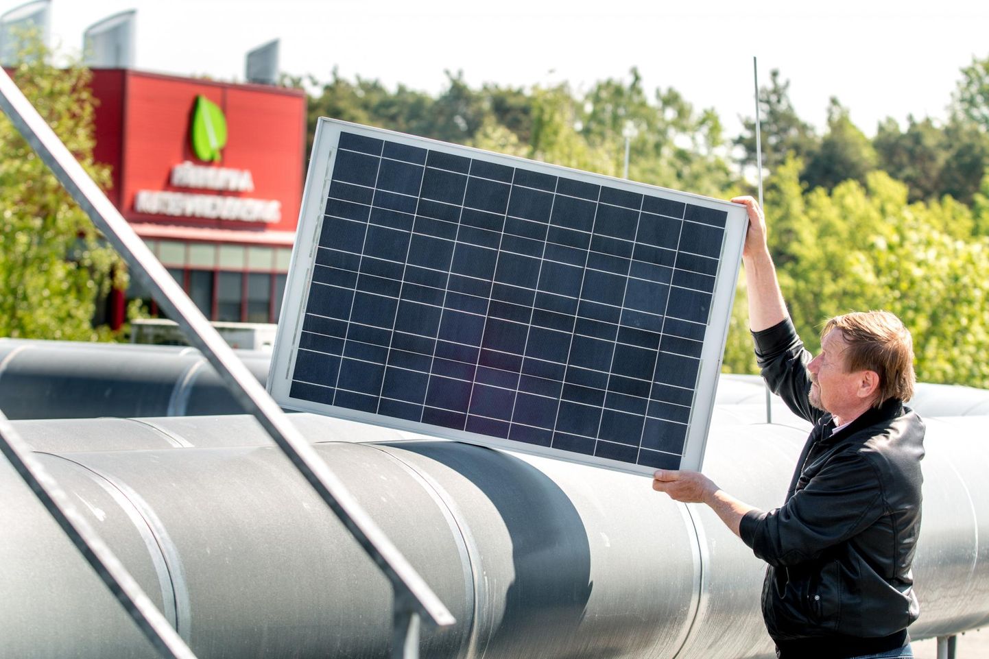 Homme arutletakse Pärnumaa kutsehariduskeskuses tulevikuenergia teemal. Pildil demostreerib Enno Tamm taastuvenergiaallikat.