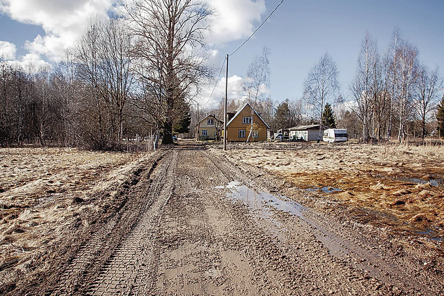 Parmu tänav on linna üks väheseid kruusatänavaid.
