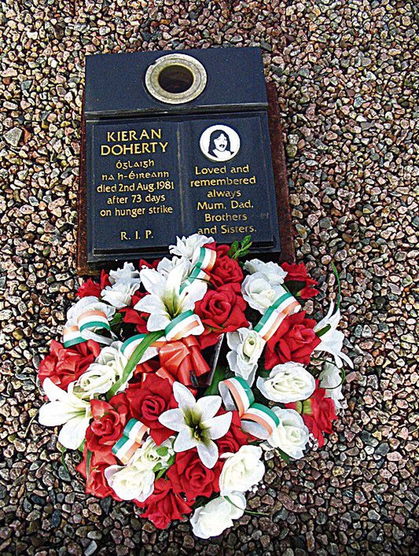 Milltowni surnuaed: nälja-streikija Kieran Doherty haual seisab ka tänapäeval pärg, kuhu on punutud Iiri Vabariigi lipuvärvid.