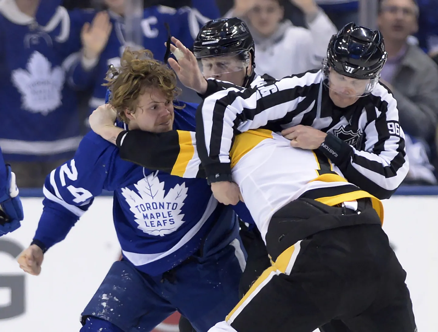 Toronto Maple Leafsi soomlasest hokitäht Kasperi Kapanen (sinises nr 24) kakleb Pittsburghi Penguins mängija Jared McCanniga (valges nr 19.)