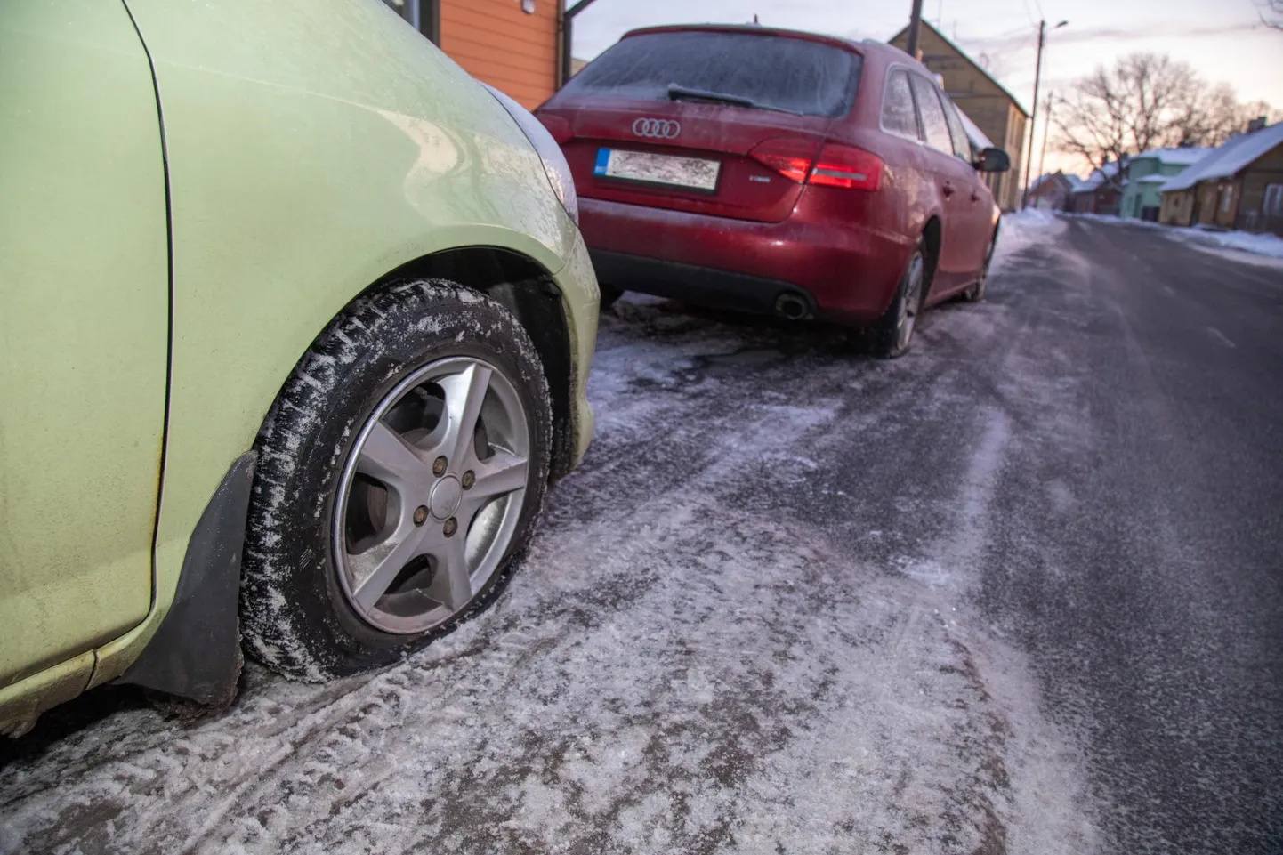 Neljapäevaõhtuses huligaanitsemises said kannatada üheksa auto rehvid.
