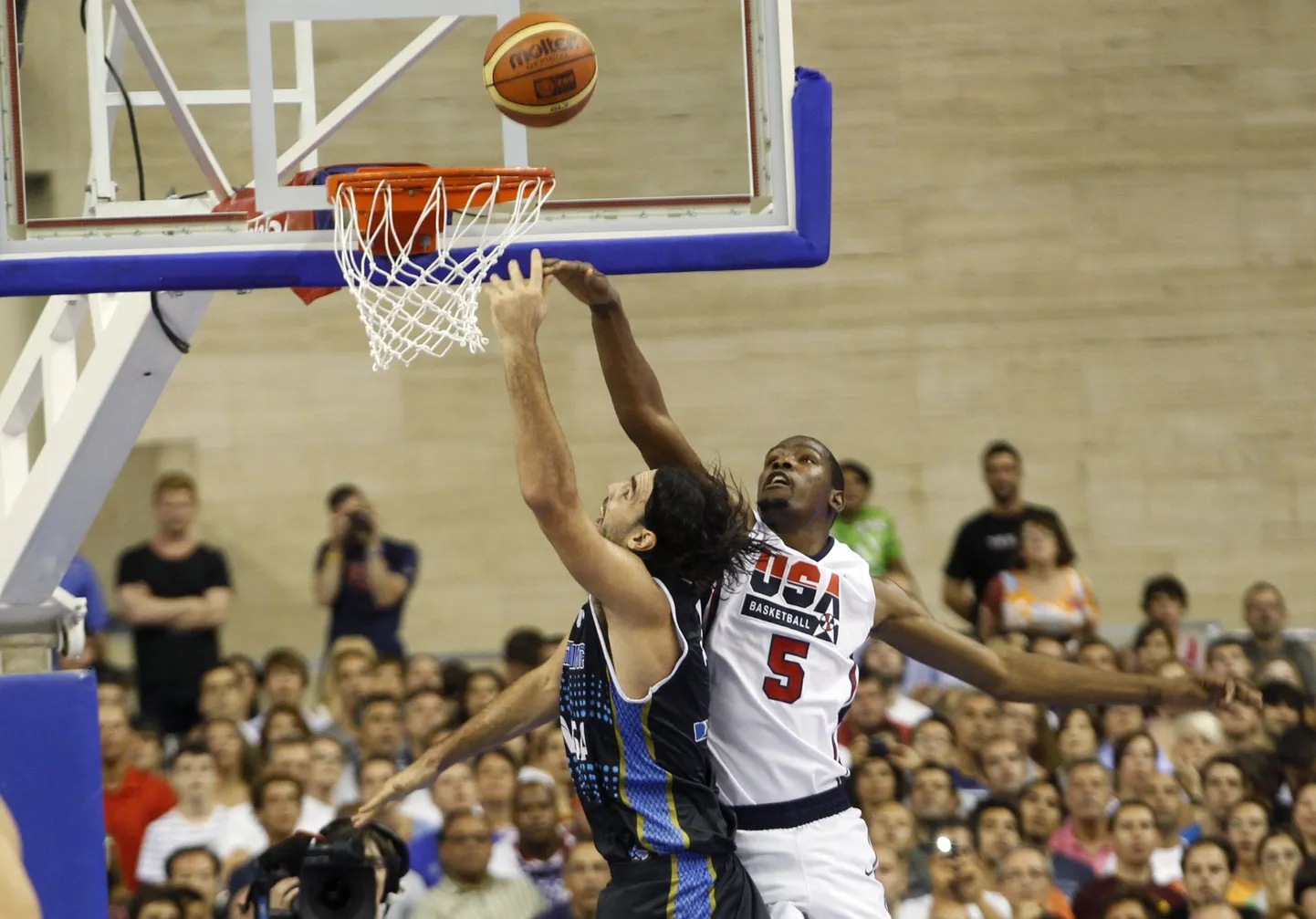 Kevin Durant (paremal) ja Luis Scola.