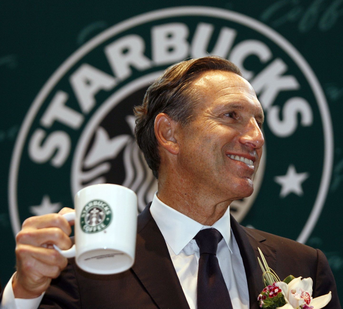 Maailma suurima kohvikuketi Starbucks juht Howard Schultz. Pildil maitseb ta kohvi tänavu 15. aprillil Hong-Kongi esimese kohvipoe avamise 10. aastapäeval.