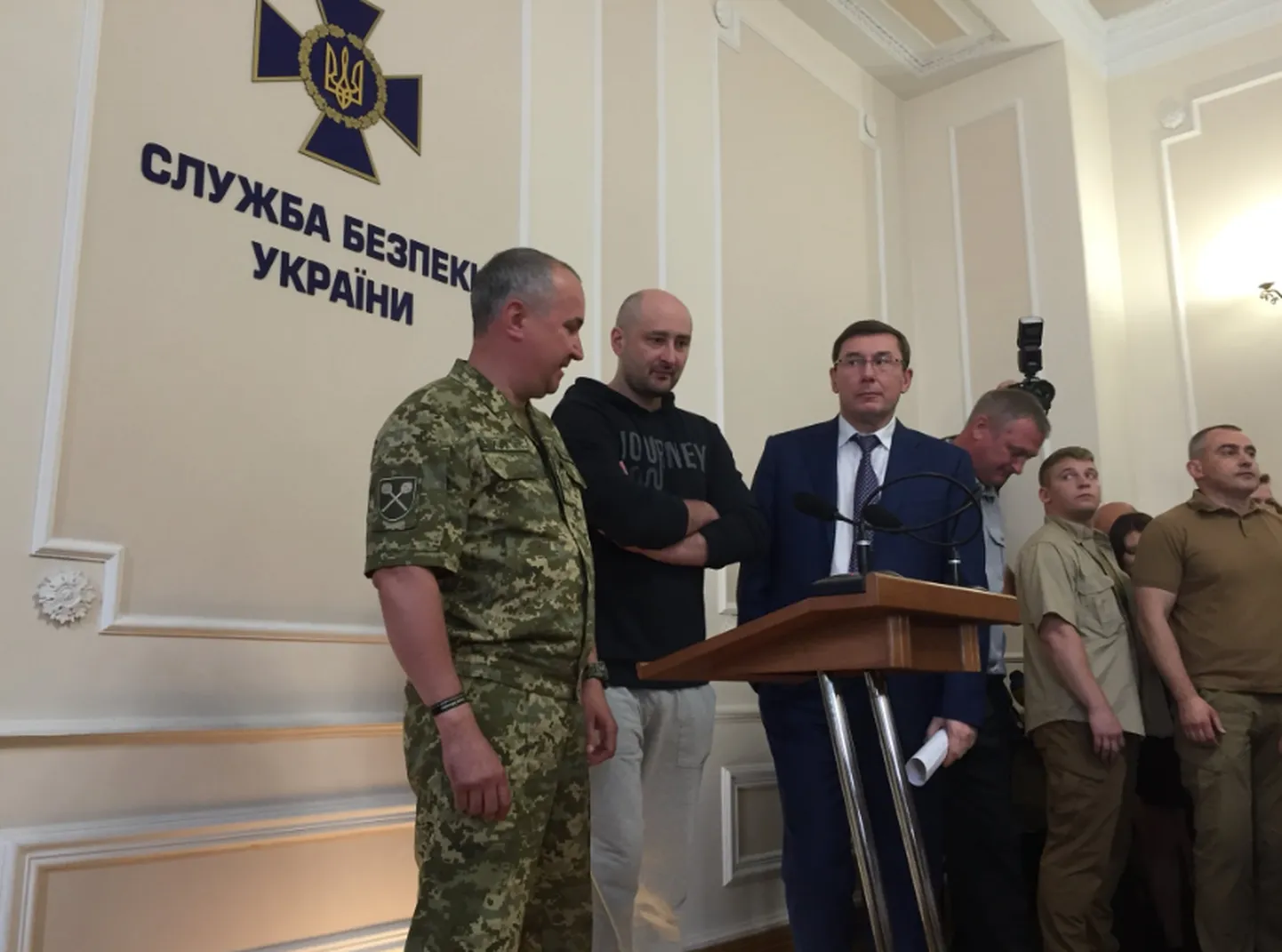 Arkadi Babtšenko pressikonverentsil Ukrainas.