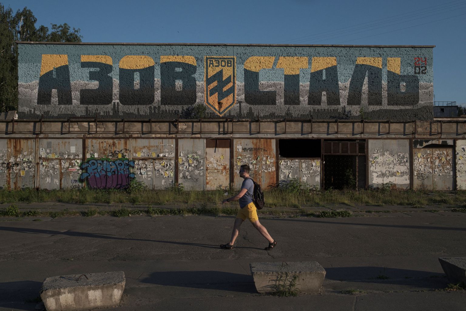 Azovstali kaitsjate auks tehtud seinamaaling Kiievis.
