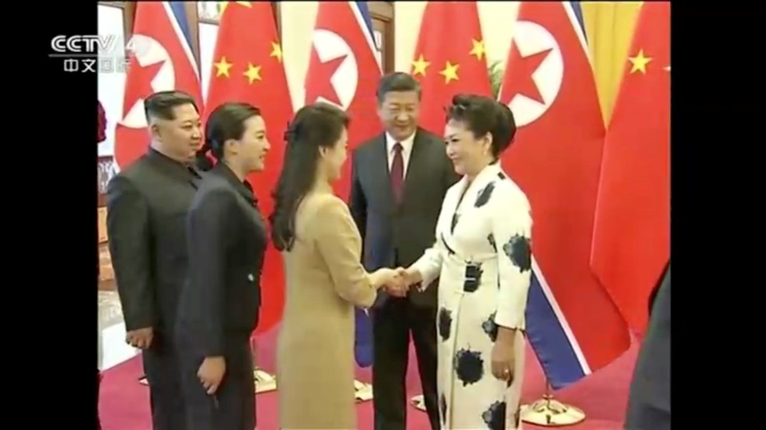 Riigipeade abikaasad Ri Sol-ju ja Peng Liyuan kätlemas.