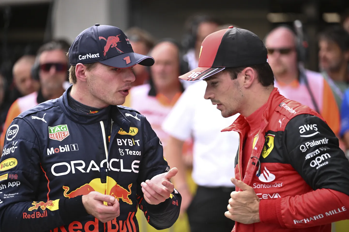 Max Verstappen (vasakul) ja Charles Leclerc.
