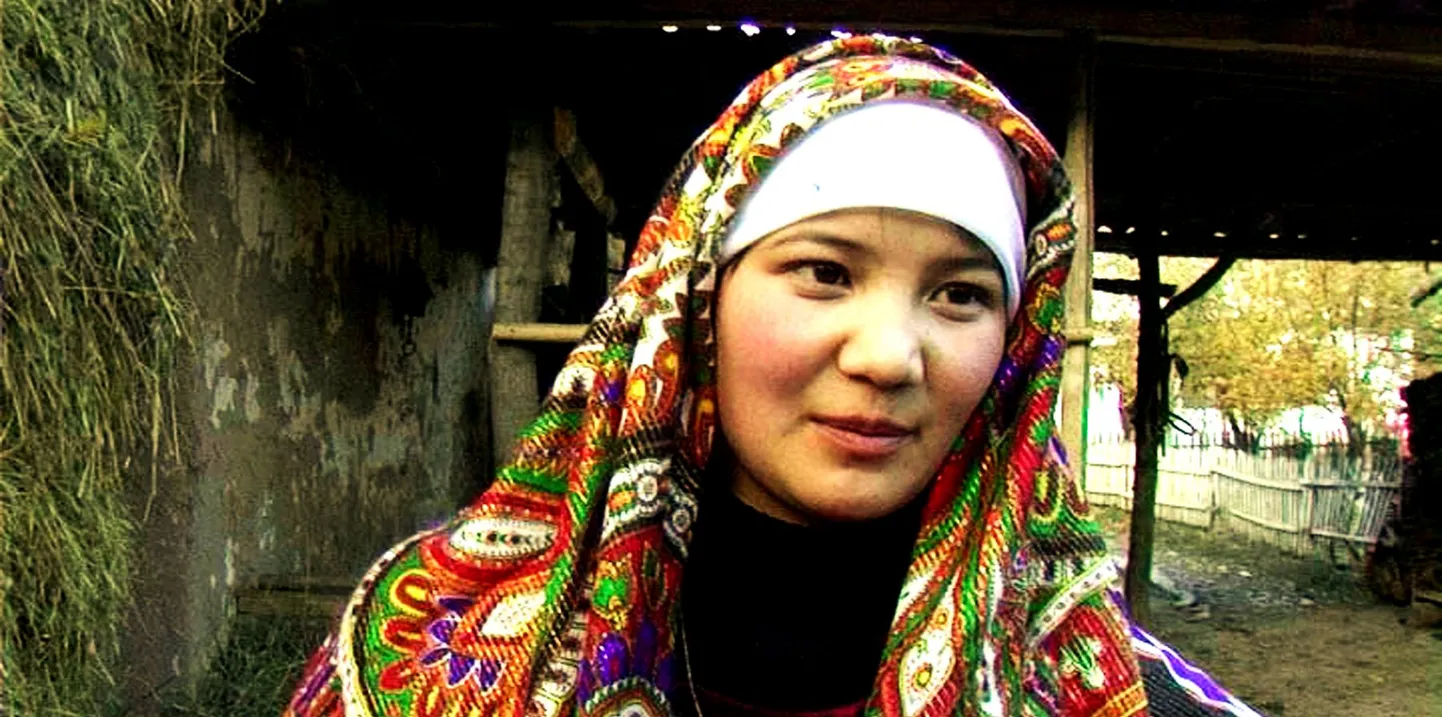 „Meid kõiki on röövitud!” kõlab elukogenud naiste trööst filmis „Pruudirööv kirgiisia moodi”.