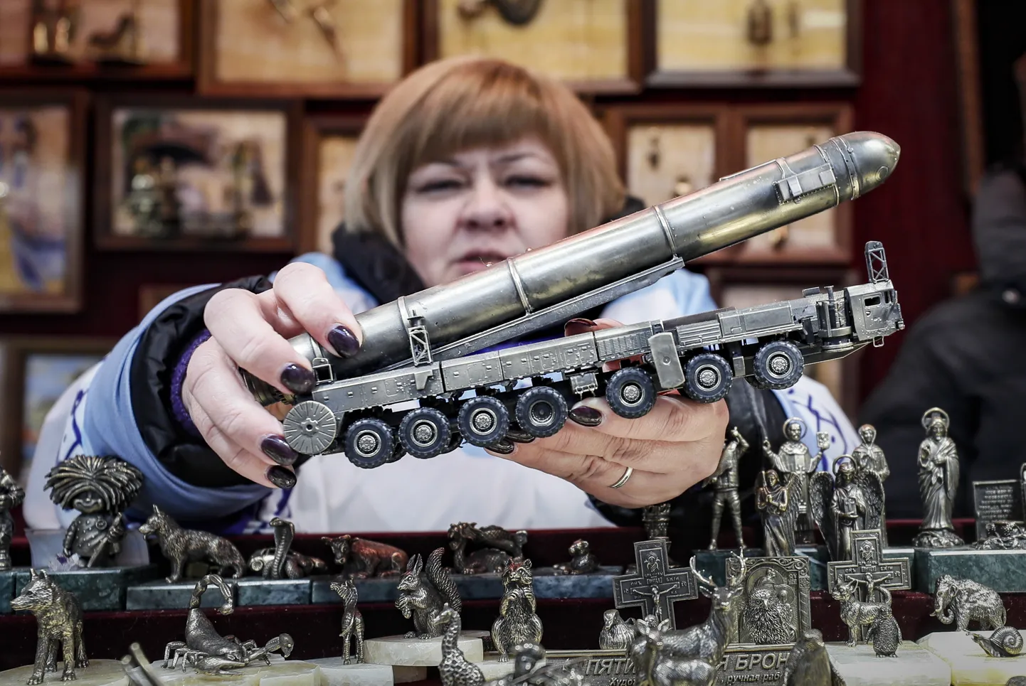 Торговка сувенирами предлагает купить модель российской стратегической межконтинентальной ракеты «Тополь-М», Красная площадь, Москва, 10 января 2023 года.