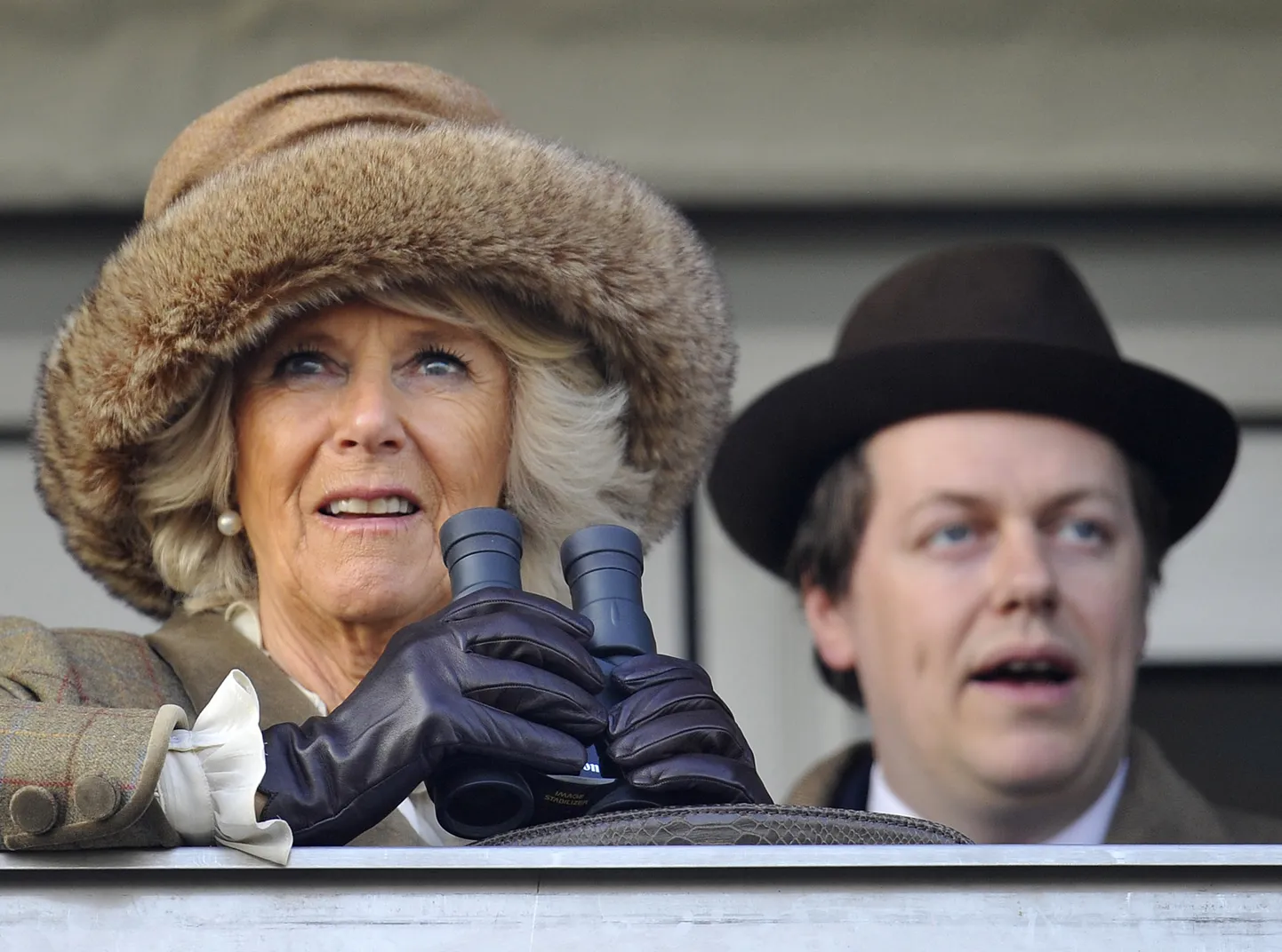 Ühendkuningriigi kuninganna Camilla oma poja Tom Parker-Bowlesiga.
