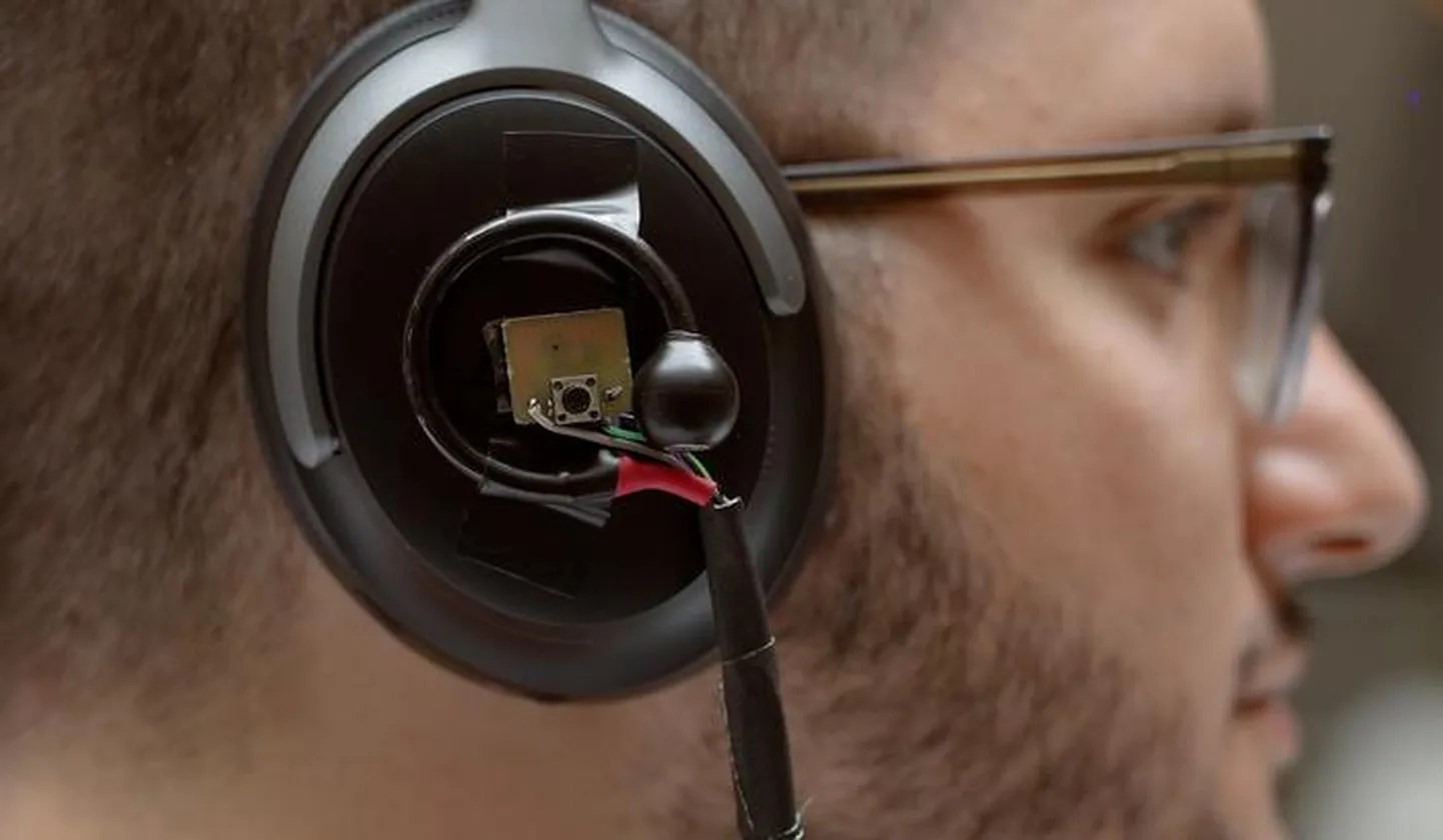 Pildil on kõrvaklappide süsteemi prototüüp: binauraalsed mikrofonid, mis on kinnitatud tavaliste mürasummutavate kõrvaklappide külge ja kuulavad, mis suunast hääl tuleb.