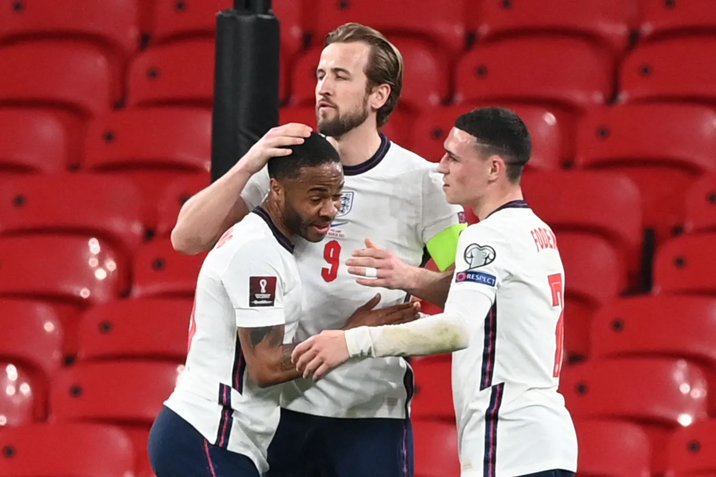 Phil Foden (paremal) koos Harry Kane ja Raheem Sterlinguga.