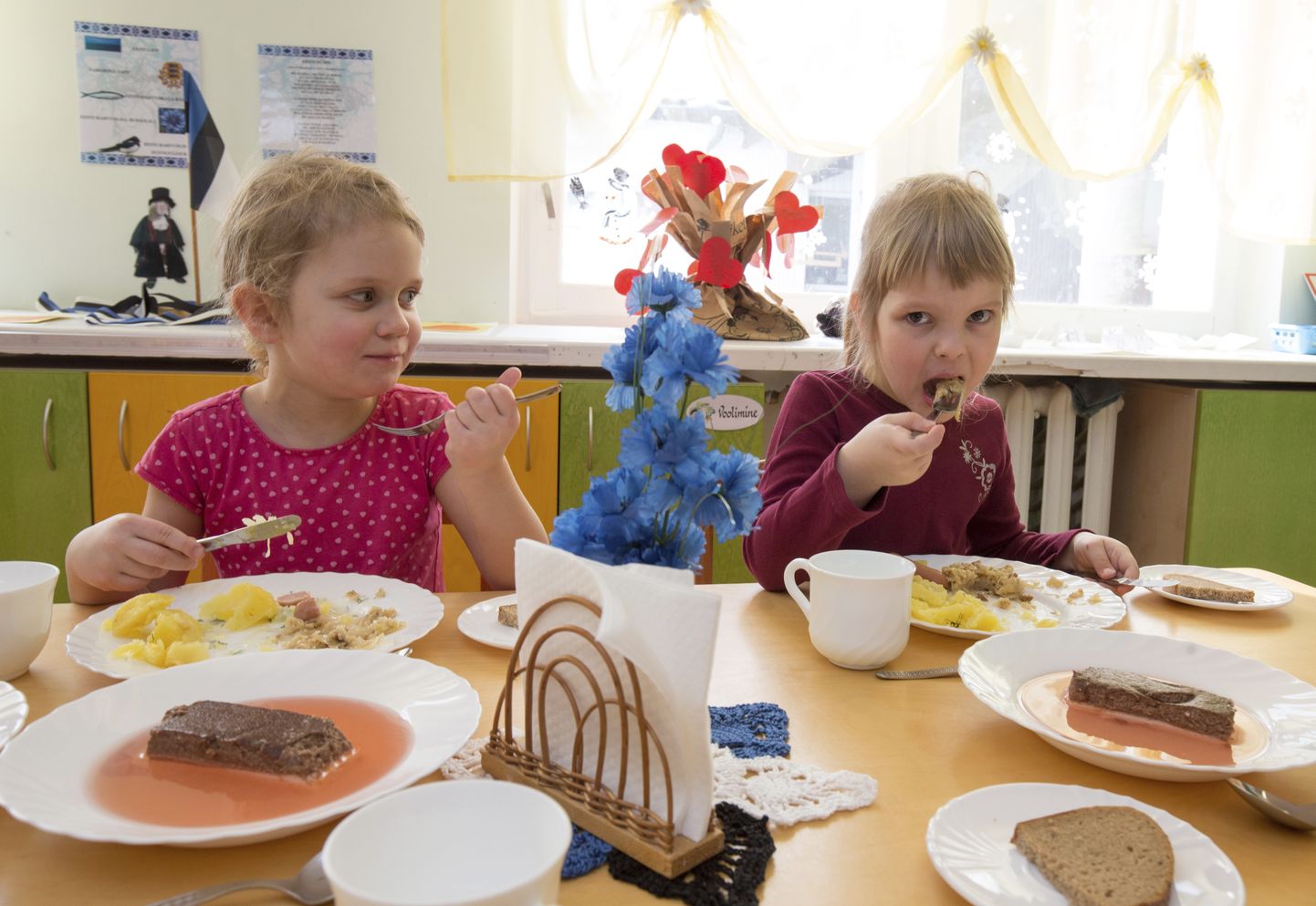 Soe lasteaialapsed Liisbet Sammul (vasakul) ja Reili Orle sõid mulgikapsast rõõmuga.