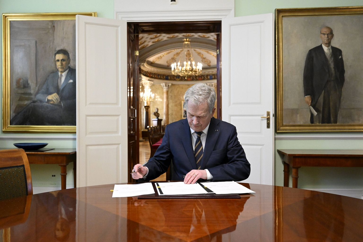 Soome president Sauli Niinistö NATO-ga liitumise eelnõud allkirjastamas.