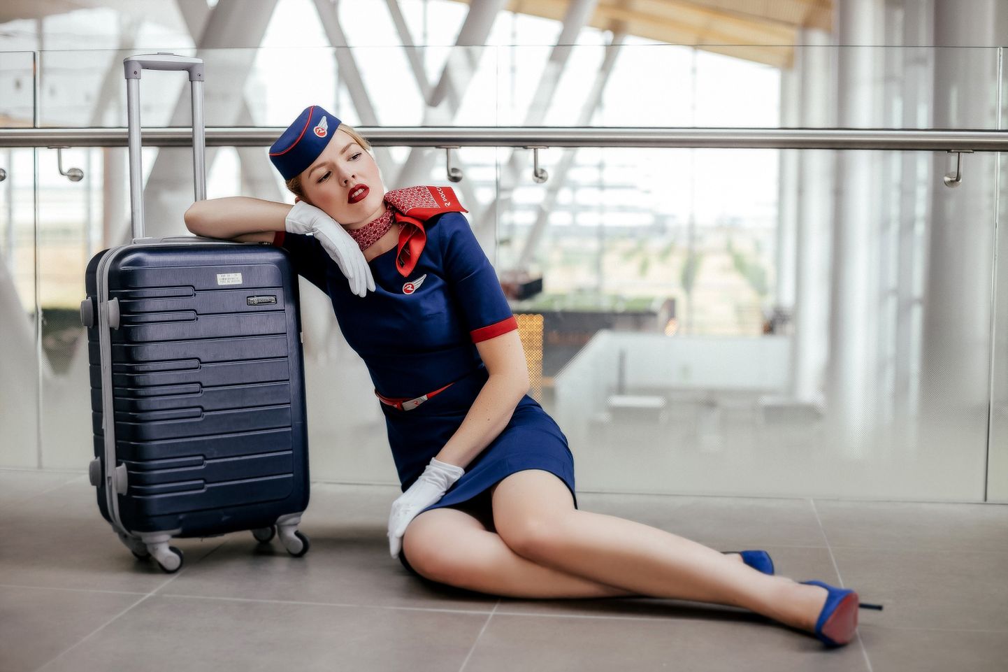 Pilt on illustreeriv: stjuardess kohvriga.