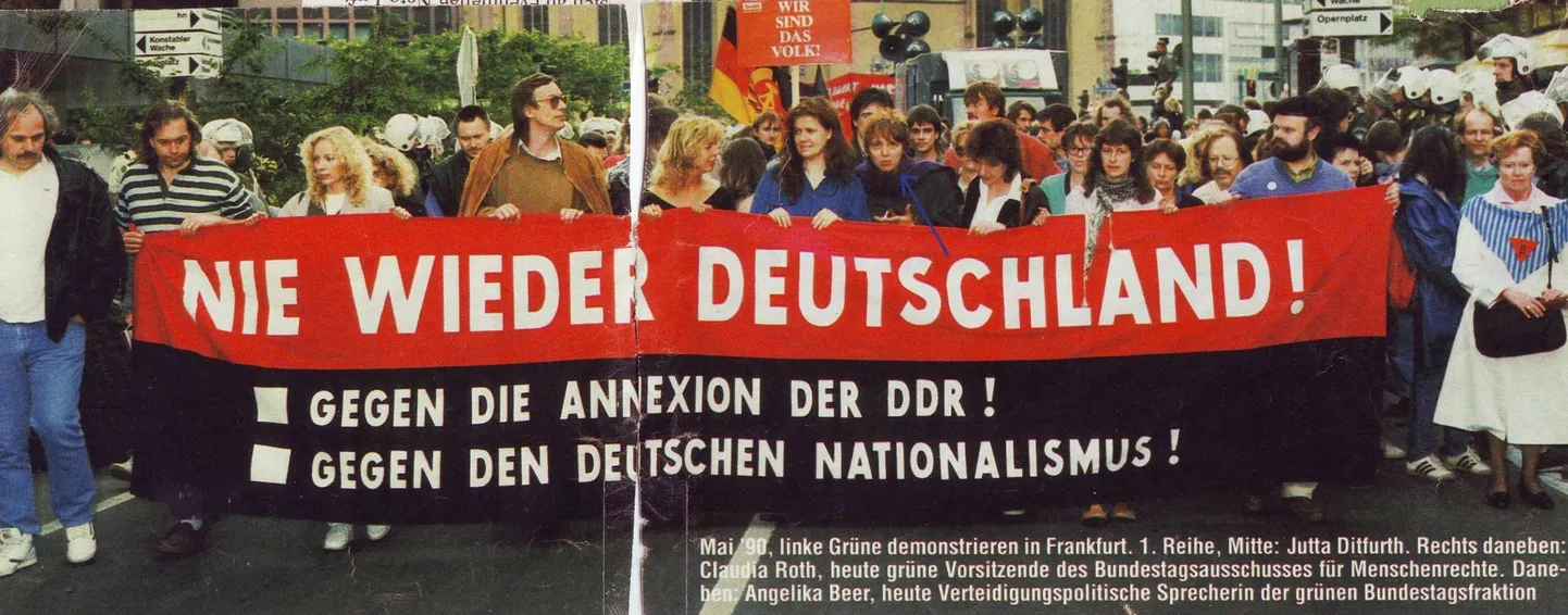 Veerandsada aastat tagasi korraldas Saksa Roheliste partei Frankfurdis meeleavalduse Saksamaa ühendamise vastu. Hirmust natsionalismi taassünni vastu kanti muuhulgas loosungit «Nie wieder Deutschland!» («Ei iial enam Saksamaad!»).