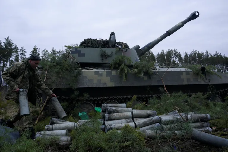 Ukraina sõdur koos haubitsaga 6. märtsil 2022 Makarivi lähedal