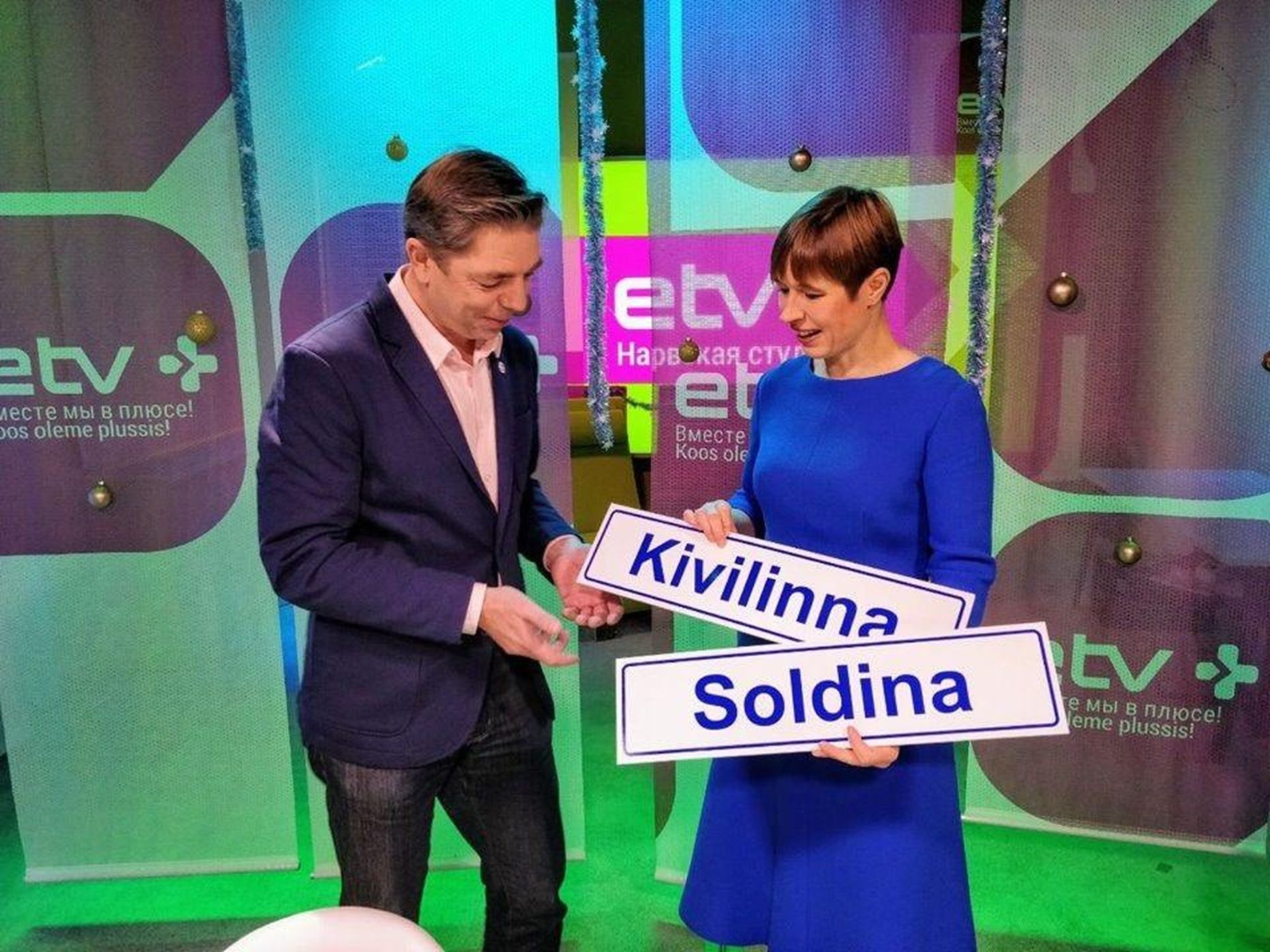President Kersti Kaljulaid kinkis 2018. aasta novembris ERRi Narva stuudios piirilinnale uued tänavasildid, mis pole paraku senini kasutust leidnud.