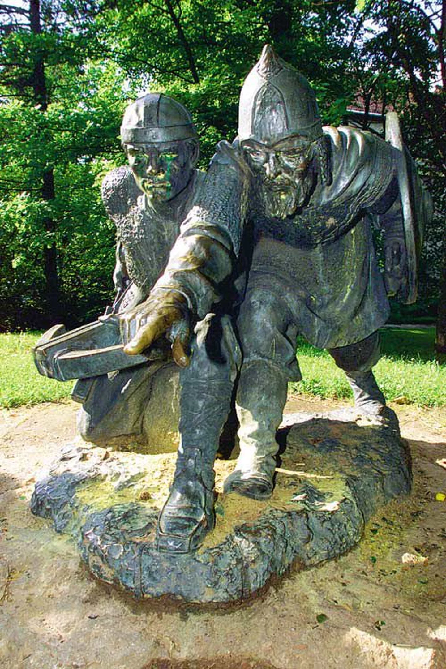 Moskvast saadeti ettekirjutused ja kriitikud, siin valmistati skulptuurid. Pildil Olav Männi «Vürst Vjatko ja Meelis Tartu kaitsel» (1950).