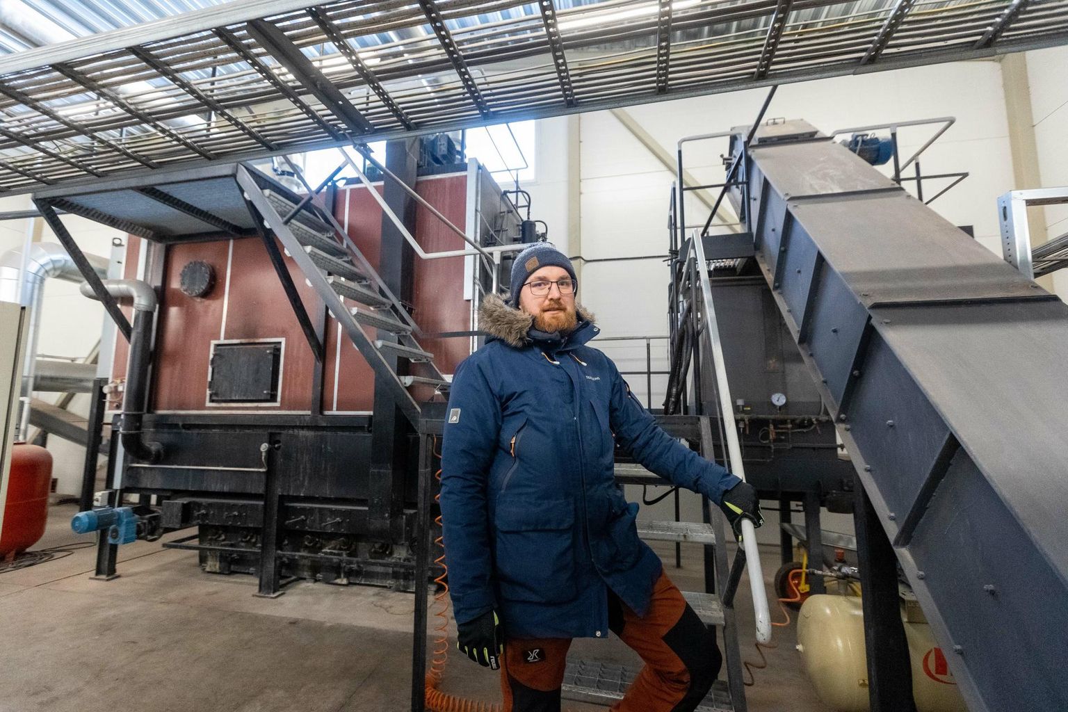 AS Järva Haldus juhatuse liige Andreas Sapas nätab, kuidas käib soojatootmine Koeru katlamajas.