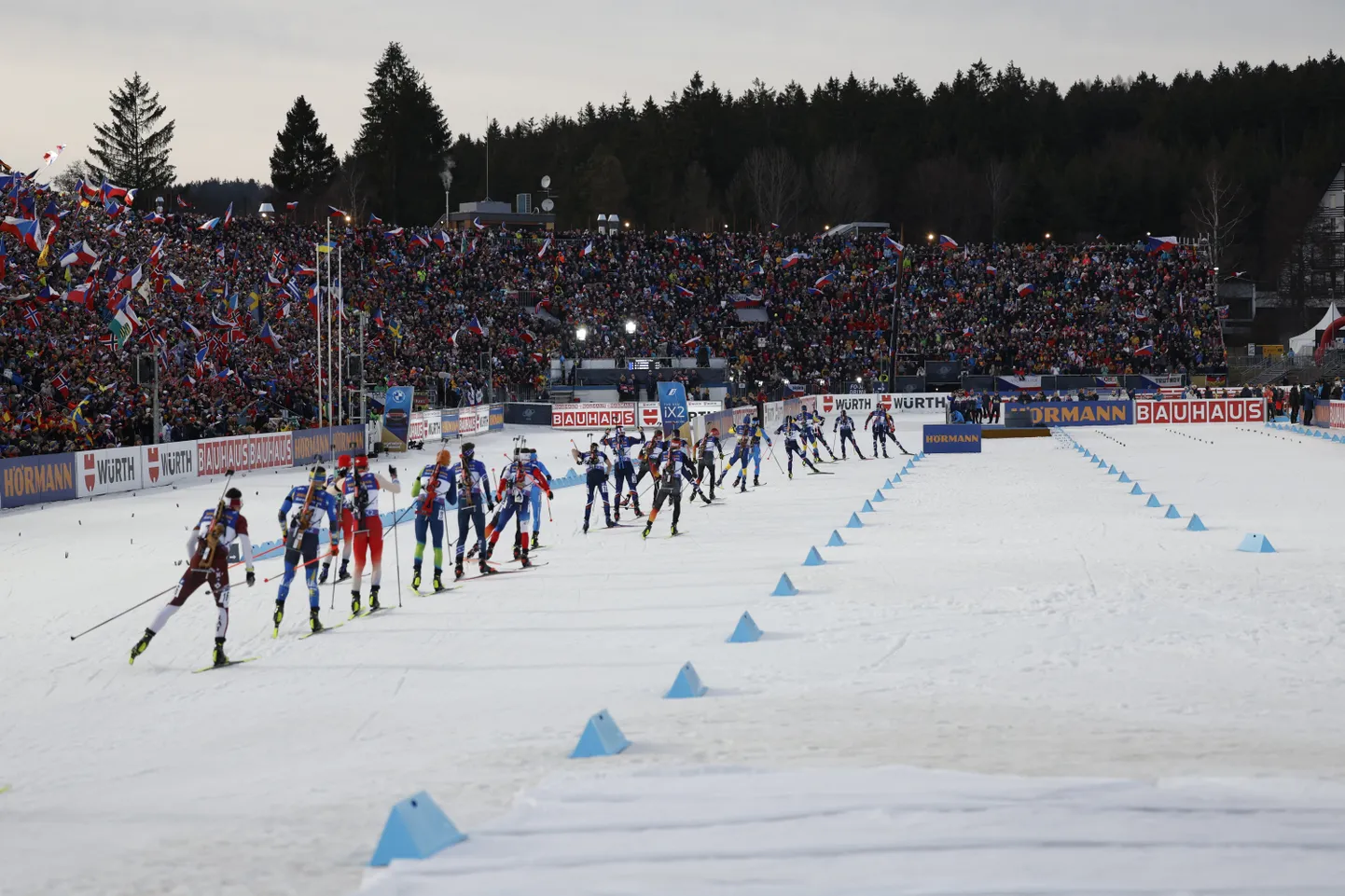 Kaader 2024. aasta laskesuusatamise MMilt Nove Mestos, kus tribüünid olid pilgeni täis ning kohal kõik parimad sportlased.